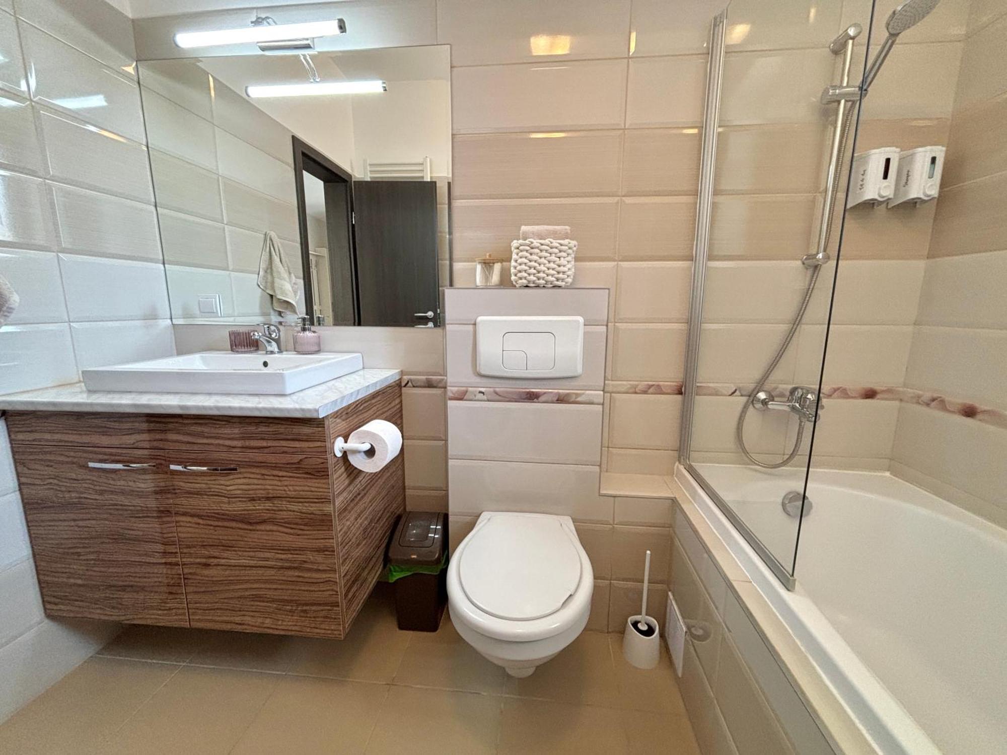 Wanderlust Home Cream, Rasnov Apt For 4, Wifi And Free Parking Exterior photo
